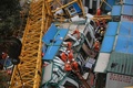 中国広東省東莞市の巨大クレーンが倒壊した建設現場で救助活動を行う救助隊（2016年4月13日撮影）。(c)AFP