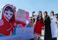 塞上老街歴史文化街区で民族風の写真を撮影する観光客。（フフホト＝新華社配信）