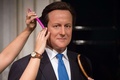 英ロンドンのマダム・タッソーろう人形館で手直しされるキャメロン英首相のろう人形（2015年5月26日撮影）。(c)AFP/LEON NEAL