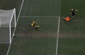 2010年サッカーW杯南アフリカ大会決勝、オランダ対スペイン。得点を決めるスペインのアンドレス・イニエスタ（右、2010年7月11日撮影）。(c) Roberto SCHMIDT / AFP