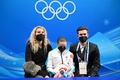 北京冬季五輪、フィギュアスケート女子シングル・フリースケーティング（FS）。キスアンドクライで点数の発表を待つロシア五輪委員会（ROC）のカミラ・ワリエワ（中央）とコーチのエテリ・トゥトベリーゼ氏（左、2022年2月17日撮影）。(c)Manan VATSYAYANA / AFP 
