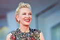 イタリア・ベネチアのリド島で開幕した第77回ベネチア国際映画祭で、コンペティション出品作の上演会場に到着した審査員長のケイト・ブランシェット（2020年9月3日撮影）。(c)Alberto PIZZOLI / AFP 
