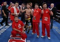 ボクシング、WBO世界スーパーフライ級タイトルマッチ。防衛を達成し、陣営と喜ぶ井上尚弥（中央、2017年9月9日撮影）。(c)AFP/Getty Images/Jeff Gross