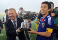 サッカー・アジアカップ（Asian Cup）決勝、日本対オーストラリア。アルベルト・ザッケローニ（Alberto Zaccheroni）監督と一緒に優勝トロフィーを掲げる長谷部誠（Makoto Hasebe、2011年1月29日撮影）。(c)AFP/PORNCHAI KITTIWONGSAKUL
