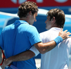試合を終え健闘を称え合うロジャー・フェデラー（左）とファブリス・サントロ。(c)AFP/Torsten BLACKWOOD