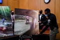 米ジョージア州アトランタの裁判所で、レイシャード・ブルックスさん射殺事件の画像を用意する警察官（2020年6月17日撮影）。(c)CHANDAN KHANNA / AFP