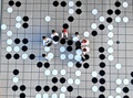 巨大囲碁を抱えるちびっこ棋士（2018年11月12日撮影）。(c)CNS/王中挙
