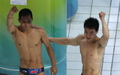 北京五輪・男子シンクロ3メートル板飛び込みを制し、ガッツポーズをみせる王峰／秦凱（右）組。（2008年8月13日撮影）(c)AFP/GREG WOOD