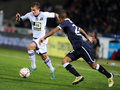 12-13フランス・リーグ1は4日、第11節の試合が各地で行われ、ボルドー（FC Girondins de Bordeaux）は1-0でトゥールーズ（Toulouse FC）に勝利した。

ボルドーのマリアーノ（Mariano Ferreira Filho、右）の前でボールをコントロールするトゥールーズのフランク・タバヌ（Franck Tabanou、2012年11月4日撮影）。(c)AFP/NICOLAS TUCAT