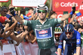 自転車ロードレース、ブエルタ・ア・エスパーニャ、第5ステージ（モレリャ～ブリアナ、186.2キロ）。ステージ優勝を喜ぶアルペシン・ドゥクーニンクのカーデン・グローブス（2023年8月30日撮影）。(c)JOSE JORDAN / AFP
