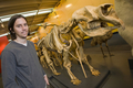 オーストラリア・ブリスベーン（Brisbane）にあるクイーンズランド博物館（Queensland Museum）で、史上最大の有袋類「ディプロトドン（Diprotodon）」の骨格の横に立つクインーズランド大学（University of Queensland）の顕微鏡法・微量分析センターのギルバート・プリンス（Gilbert Price）博士（2008年6月10日提供）。(c)AFP/The University of Queensland/Stewart Gould