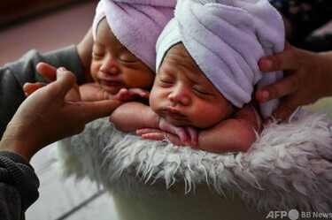 今日の1枚】双子の赤ちゃん、記念撮影でポーズ 写真4枚 国際ニュース