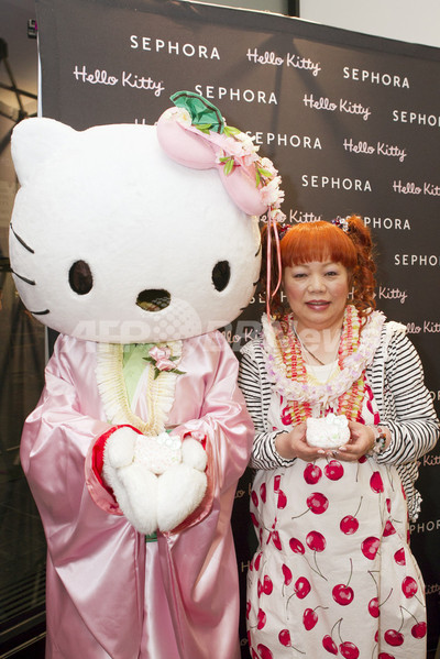 ハワイで｢ハローキティ｣ビューティPRイベント、着物姿のキティちゃんが