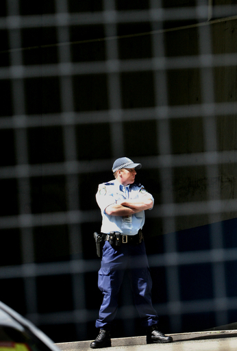 交差点を「ヌードでグルグル」、酔ったエリート警官ご一行 豪州