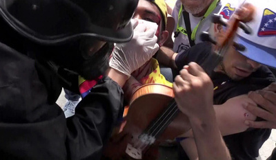 抗議のバイオリニスト、ベネズエラ反政府デモの象徴