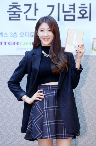 ナイン・ミュージスのヒョンア、エッセー本を発売