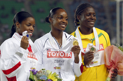 女子100メートルハードルの表彰式が行われる