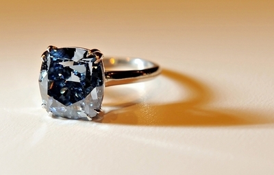 希少なブルーダイヤモンド、約9億円で落札