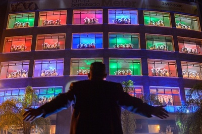 「窓の聖歌隊」が美声を披露、ブラジル・リオ