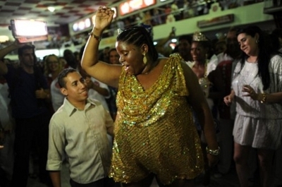 審査員に視覚障害者を採用、サンパウロのカーニバル