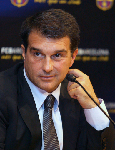 ラポルタ会長留任も8人の役員が辞任