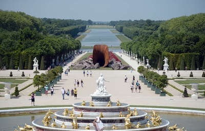 仏ベルサイユ宮殿に「女王の女性器」？カプーア氏彫刻展で物議