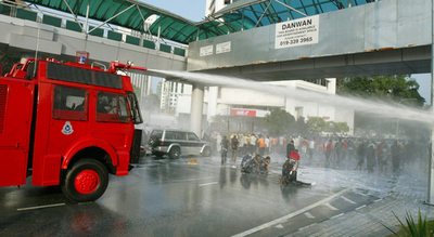 マレーシアでインド系住民のデモ、英国を相手取った損害賠償訴訟の支援訴え