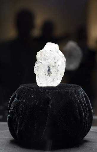 テニスボール大のダイヤ、米NYで公開 来月ロンドンで競売に