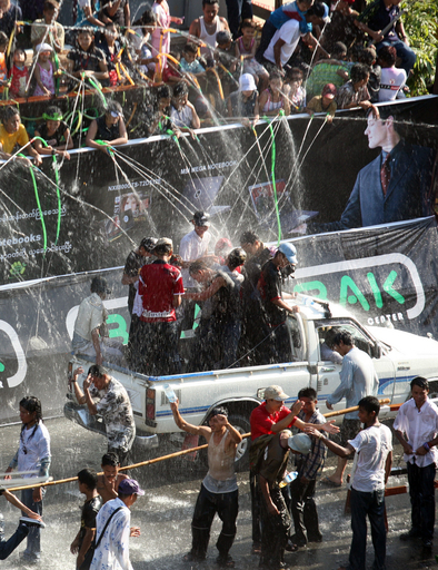 ミャンマーの水かけ祭り、「年に一度」の自由に熱狂