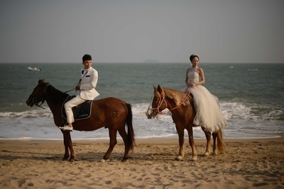 気分は映画スター？砂浜で結婚の記念撮影 中国