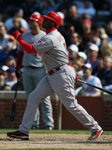 レッズ カブスを下す