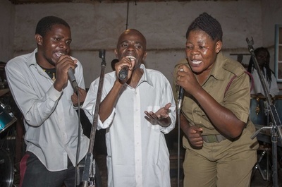 グラミー逃すも「有頂天」、マラウイ刑務所バンドに高官祝意