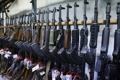 30歳男が銃乱射、家族12人殺害 イラン