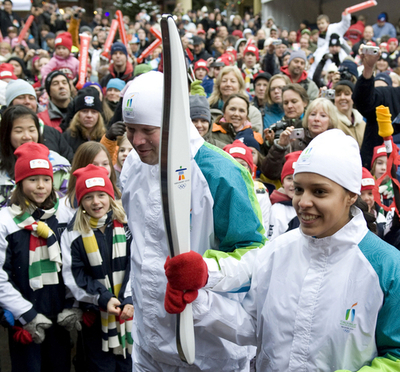 2010年バンクーバー冬季五輪の聖火トーチがお目見え、カナダ