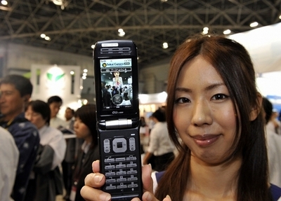 スマートフォン「拡張現実」、ドコモとKDDIが新サービスへ