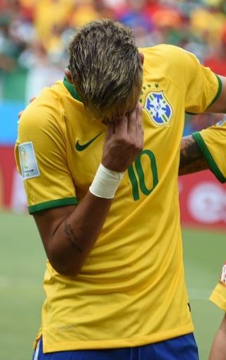 ネイマール、試合前の国歌斉唱で目頭押さえる