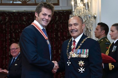 マッコウ氏、ニュージーランド勲章の授与式に出席