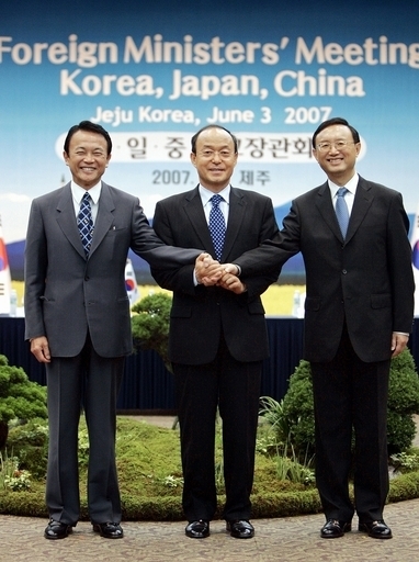 日中韓外相会議、14日に東京で
