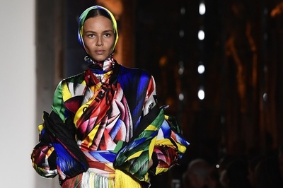 ヴィヴィッドな色使い「ヴェルサーチ」18/19年秋冬