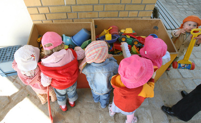 幼児に簡単な道具「作り・使う」能力、生まれつきか 研究