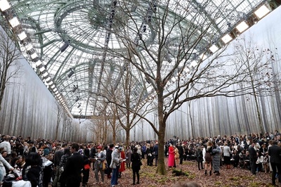 森を再現したセット「シャネル」18/19年秋冬コレクション、環境活動家からは非難の声