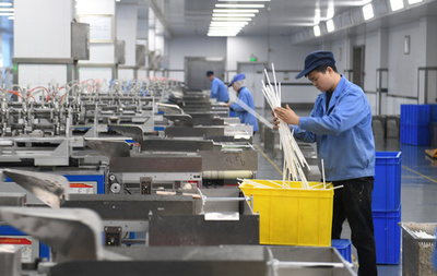 中国の「プラスチック制限令」その後 コスト削減で代替品定着目指す