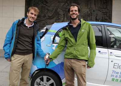 電気自動車で200日間世界一周、仏技術者2人が達成 日本にも立ち寄る