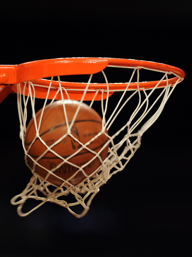 カナダ高校バスケの星、実は30歳 アフリカ留学生を拘束