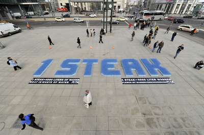 ステーキ1つに水4000リットル、PETAがパフォーマンス