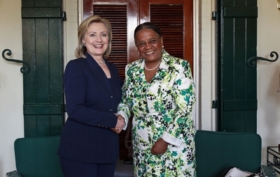 クリントン米国務長官がハイチ入り、大統領選混乱の収拾めざす