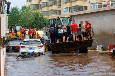 北京市民 洪水で閉じ込められた80人以上をブルドーザーで救出