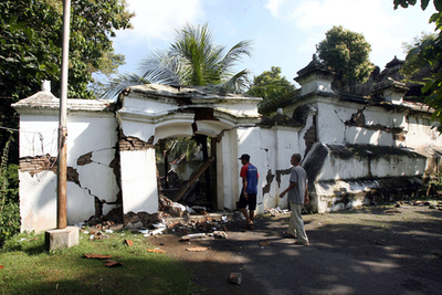 ＜ジャワ島中部地震＞死者5400人を超える - インドネシア