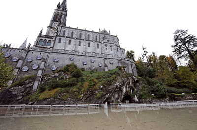 カトリックの聖地「ルルドの泉」で洪水、巡礼者450人避難 フランス