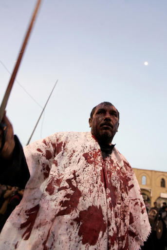 シーア派宗教行事「アシュラ」が最高潮に、危険な儀式に憂慮の声も